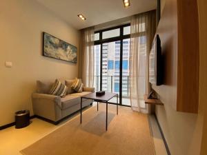 - un salon avec un canapé et une table dans l'établissement Momentus Serviced Residences Novena, à Singapour