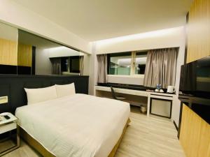 Ліжко або ліжка в номері Hub Hotel Ximen Inn