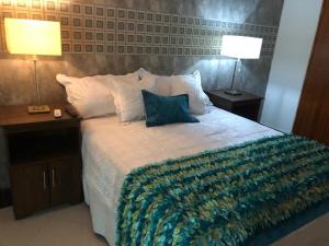 sypialnia z dużym łóżkiem z 2 lampami w obiekcie Hotel Boutique Campanario del Río w mieście Soledad