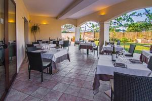 En restaurant eller et andet spisested på Hotel La Perla