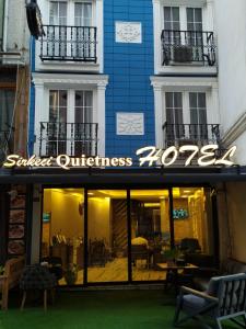 イスタンブールにあるSirkeci Quietness Hotelの建物前のレストランの看板