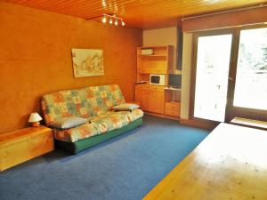 um quarto com um sofá num quarto com uma janela em Appartement Les Deux Alpes, 2 pièces, 4 personnes - FR-1-516-66 em Les Deux Alpes