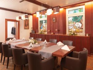 a conference room with a long table and chairs at Hotel Haus Gimken in Essen