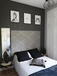 BersonにあるDAL PAN BAZZO Sandrineのベッドルーム1室(ベッド1台付)が備わります。壁に4枚の写真が飾られています。