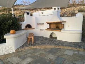un patio al aire libre con chimenea y calabaza en Nisides Villa Kostos en Kóstos