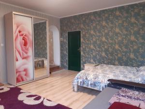 een slaapkamer met een bed en een groene muur bij Яновского 2 in Kropyvnytsky