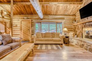 a living room with a couch and a fireplace at Best Log Cabin in Brightwood