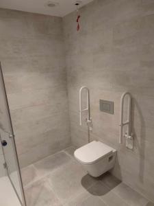 La salle de bains est pourvue d'une douche et de toilettes. dans l'établissement A Pousa do Asma, à Chantada