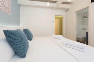 Posteľ alebo postele v izbe v ubytovaní Cream homes La Rambla, TURISMO DE INTERIOR