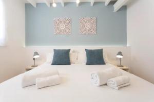 Posteľ alebo postele v izbe v ubytovaní Cream homes La Rambla, TURISMO DE INTERIOR