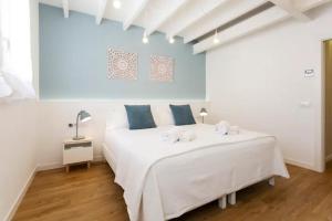 Posteľ alebo postele v izbe v ubytovaní Cream homes La Rambla, TURISMO DE INTERIOR