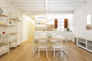 uma cozinha com mesa e cadeiras num quarto em Cream homes La Rambla, TURISMO DE INTERIOR em Palma de Maiorca