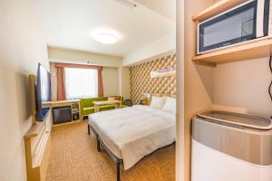 松本Tabino Hotel lit Matsumoto Milky white Onsen的配有床和电视的酒店房间 更多29张照片