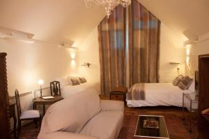 a living room with a couch and two beds at Villa Caramel in Villalba de la Sierra