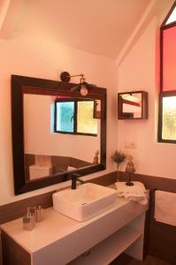 baño con lavabo y espejo grande en Villa Caramel, en Villalba de la Sierra