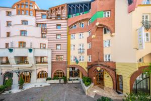 een rij gebouwen in een stad bij Corvin Hotel Budapest Sissi Wing in Boedapest