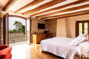 Gallery image of Casa Gran 1771 - MontRubí Winery Hotel - Adults Only in Font-Rubí