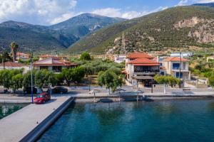 uitzicht op een stad met een waterlichaam bij Amaryllis Holiday Home in Agios Spiridon Fokidas