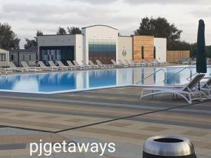 Swimming pool sa o malapit sa Luxury 2019 8 berth Caravan with Hot Tub @ Tattershall Lakes