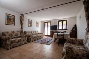 Sala de estar con 2 sofás y mesa en Casa in un'esclusiva zona di Motta di Sotto, en Motta