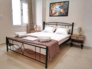 een slaapkamer met een bed en een tafel met handdoeken erop bij Alex Apartment, Cozy Place in Heraklion Center in Heraklion