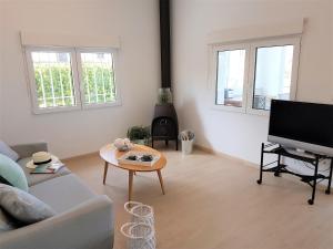 A television and/or entertainment centre at Casa Chelimen