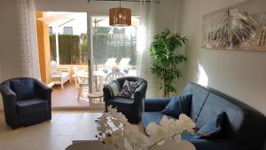 een woonkamer met twee blauwe banken en een tafel bij El Velero in Balcon del Mar