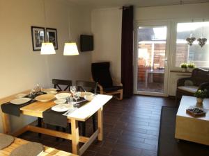 - un salon avec une table et une salle à manger dans l'établissement Ferienhaus Emstal in Oberlangen, à Lathen