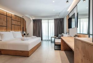 een hotelkamer met een bed en een woonkamer bij Sigma59 Dine & Stay in Chersonissos