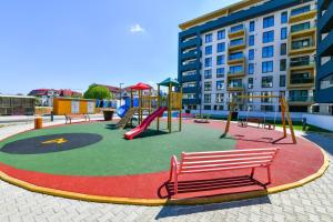 ブカレストにあるNorthApartmentsの遊び場(ベンチ、滑り台付)