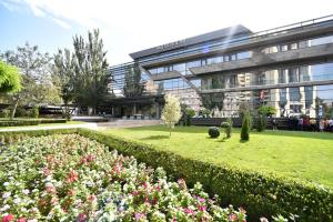 Garður fyrir utan Messier 53 Hotel Yerevan