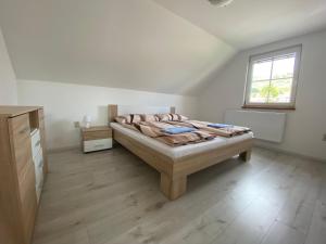 1 dormitorio con 1 cama en una habitación con ventana en Penzión u Komu en Žaškov