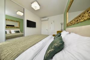 Posteľ alebo postele v izbe v ubytovaní MM Luxury Apartments GOLD & RUBIN