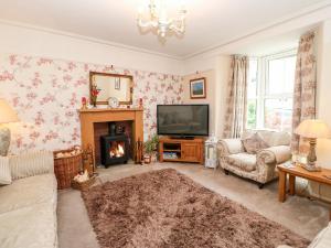 a living room with a fireplace and a television at Bellevue in Barnard Castle