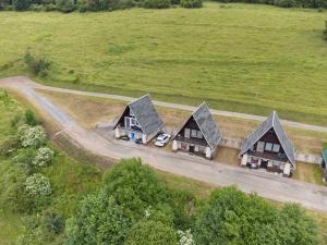 una vista aérea de un grupo de casas en un campo en Ferienhaus Hohe Klinge, en Brotterode
