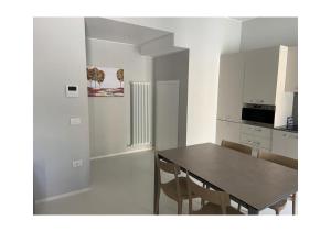 een eettafel en stoelen in een keuken bij Delizioso appartamento in villa al mare in Pesaro