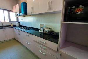 Кухня або міні-кухня у Stiyos Shortlet homes- Tastefully Furnished 3 Bedroom