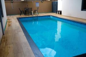 Stiyos Shortlet homes- Tastefully Furnished 3 Bedroom tesisinde veya buraya yakın yüzme havuzu