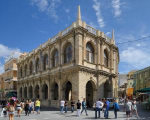 grupa ludzi stojących przed budynkiem w obiekcie Alex Apartment, Cozy Place in Heraklion Center w Heraklionie