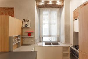 A kitchen or kitchenette at A Peaceful Spot Right Next to Arco della Pace