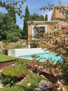 una casa con piscina en un patio en Montèze Paradis en Saint-Christol-lès-Alès
