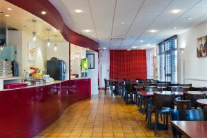 Comfort Hotel Montlucon tesisinde bir restoran veya yemek mekanı