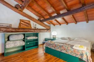 ein Schlafzimmer mit einem Bett in einem Zimmer mit Holzdecken in der Unterkunft Splendido apt con piscina e parking a Colorno in Colorno