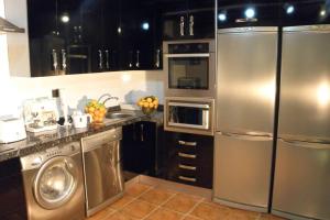 La cuisine est équipée d'un réfrigérateur en acier inoxydable et d'un lave-vaisselle. dans l'établissement Casa rural, 15 personas, 7 habitaciones,gran salón, à Lazagurría