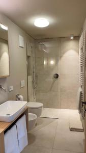 Koupelna v ubytování Surrounded by green - Luxury Chalet at the foot of the Dolomites