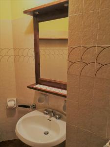 uma casa de banho com um lavatório branco e um espelho. em Il nido di Asia CIR N0310 em Breuil-Cervinia