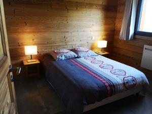 Postel nebo postele na pokoji v ubytování Chalet à L'Orée du Bois