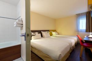 Postel nebo postele na pokoji v ubytování Comfort Hotel Lille Lomme