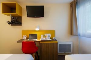 Postel nebo postele na pokoji v ubytování Comfort Hotel Lille Lomme
