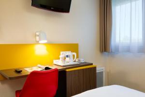 Postel nebo postele na pokoji v ubytování Comfort Hotel Lille Lomme